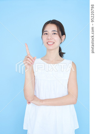 一名年輕女子舉起食指合影 一名年輕女子舉起食指合影 95220798