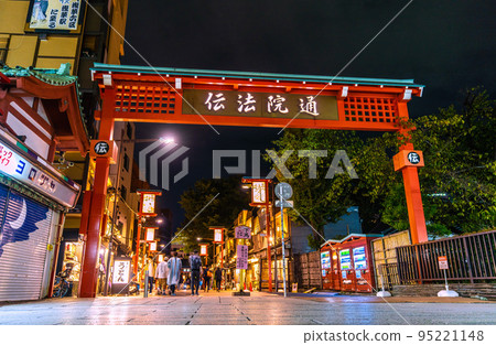 日本東京城市景觀 移民限制取消...從仲見世街即使在晚上也很擁擠的登蓬街景觀 = 10 月 11 日 95221148