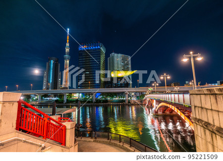 日本東京城市景觀俯瞰淺草水上巴士上車區和隅田川 95221509