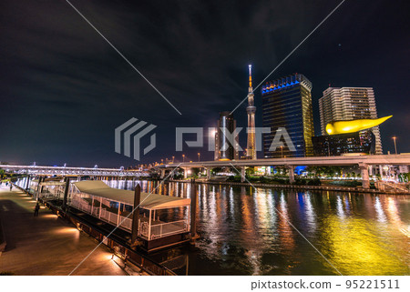 日本東京城市景觀俯瞰淺草水上巴士上車區和隅田川 95221511