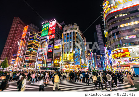 Tokyo cityscape in Japan Immigration restrictions will be lifted from tomorrow. Crowded Shinjuku/Kabukicho = October 10 95223412