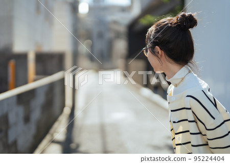 woman looking down the road 95224404