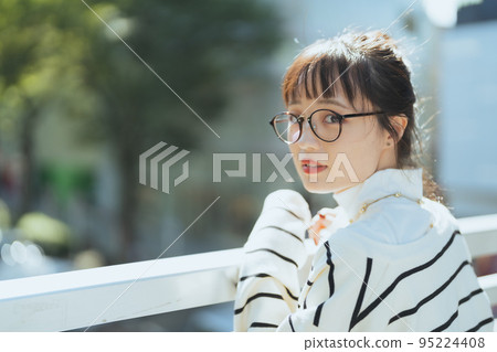 一個女人在人行天橋上看著你 一個女人在人行天橋上看著你 95224408