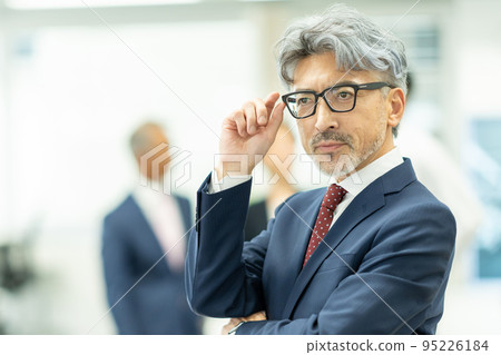 business middle businessman business middle businessman 95226184