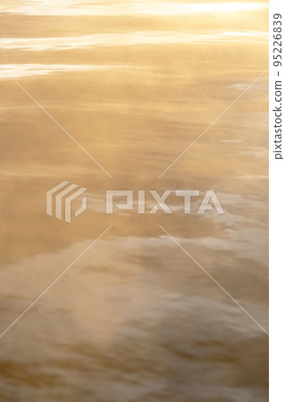 Background material: Steam texture of hot springs floating on the surface of the water in the morning light 95226839