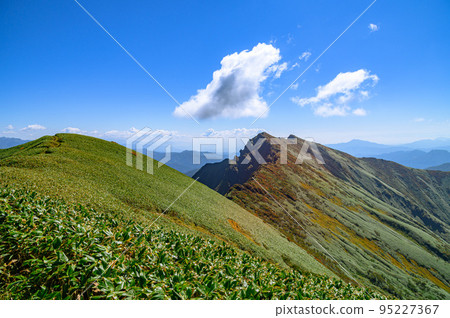 Autumn Tanigawa mountain range, clear sky and superb view of mountains 95227367