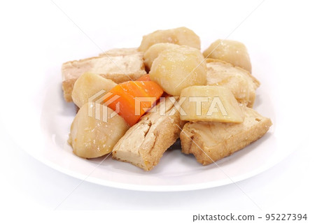 燉芋頭和油炸豆腐明亮的背景 燉芋頭和油炸豆腐明亮的背景 95227394