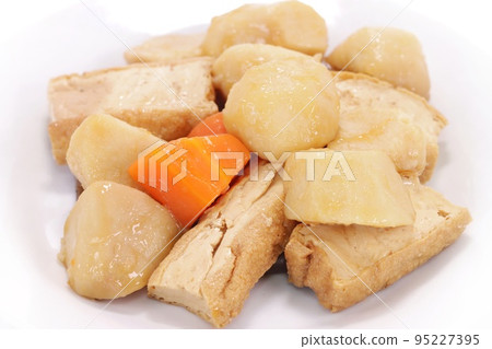 燉芋頭和油炸豆腐明亮的背景 燉芋頭和油炸豆腐明亮的背景 95227395