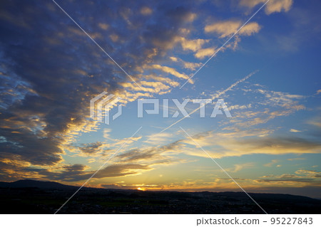 秋天的日落，在日落之後傳播鱗片雲和尾跡 95227843