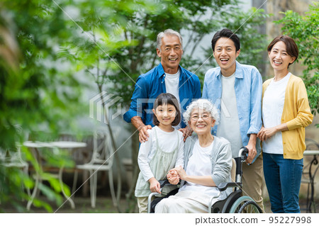 Three-generation family Nursing care 95227998