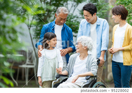 Three-generation family Nursing care 95228002