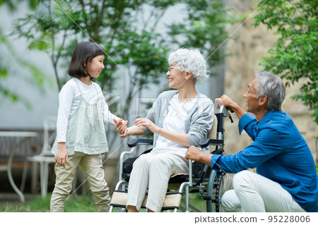 Three-generation family Nursing care Children 95228006