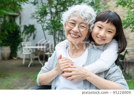 Senior woman in wheelchair and granddaughter girl 95228009