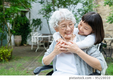 輪椅的資深婦女和孫女女孩 95228010