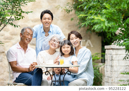 三代家庭父母和孩子 95228122