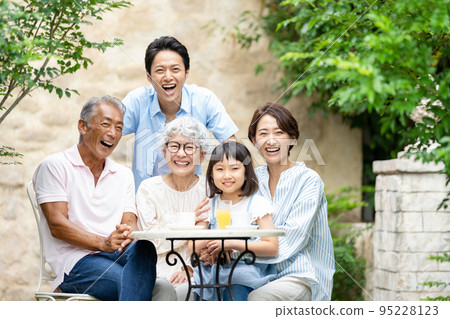 Three generation family parent and child Three generation family parent and child 95228123