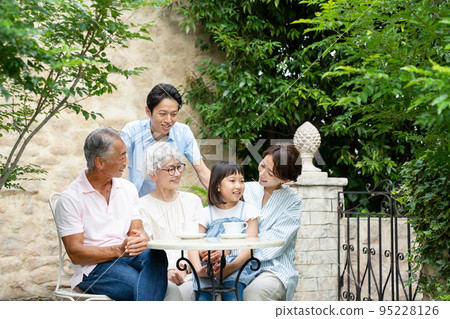 三代家庭父母和孩子 95228126