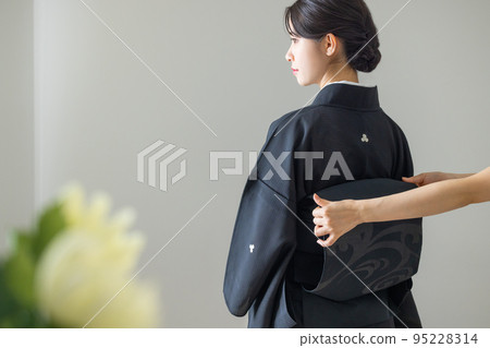 Funeral image Kimono dressing 95228314