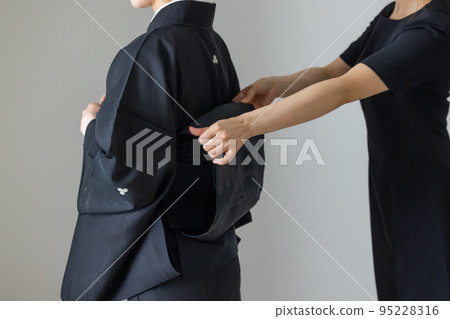 Funeral image Kimono dressing 95228316