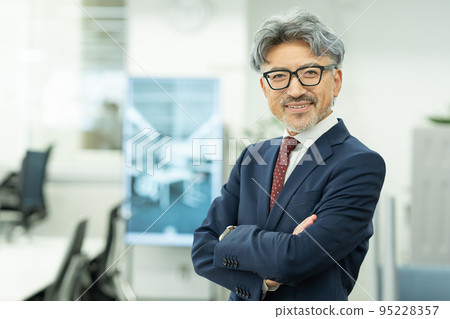 頭髮灰白的中年商人 95228357