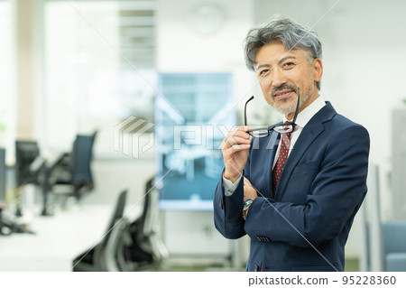 頭髮灰白的中年商人 95228360
