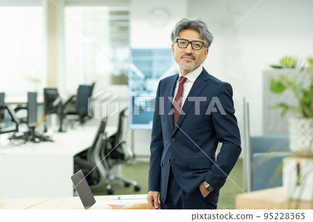 頭髮灰白的中年商人 95228365