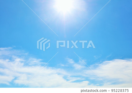 秋天藍天、雲彩和太陽 95228375