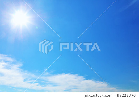 秋天藍天、雲彩和太陽 秋天藍天、雲彩和太陽 95228376