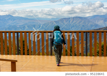 天空中的丸沼高原木製甲板露台 天空中的丸沼高原木製甲板露台 95228641