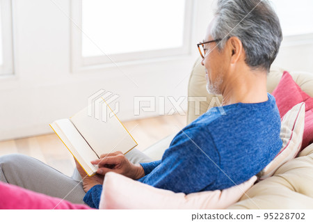 高級男性閱讀 95228702