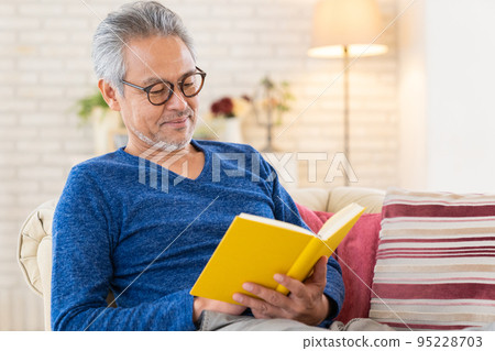 高級男性閱讀 95228703