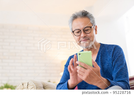 Senior man smartphone 95228716