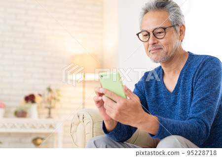 Senior man smartphone Senior man smartphone 95228718