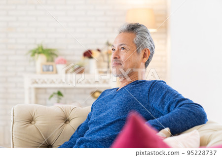 老人在房間裡放鬆 95228737