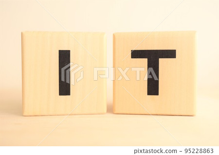 IT（信息技術）木製字母塊和字母（徽標圖標） 95228863