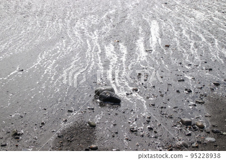 The pattern of the sandy beach when the waves pull The pattern of the sandy beach when the waves pull 95228938