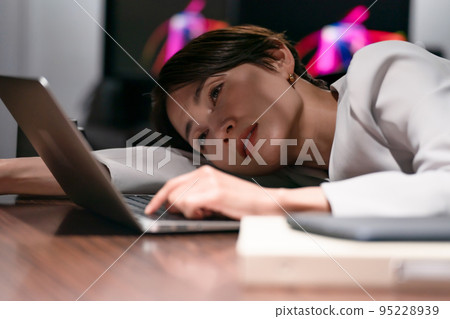 女商人加班 95228939