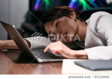 女商人加班 95228940