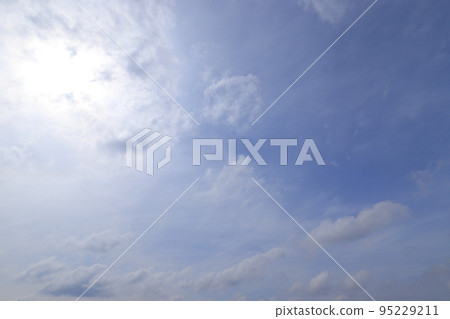 藍天和白色雲彩 95229211