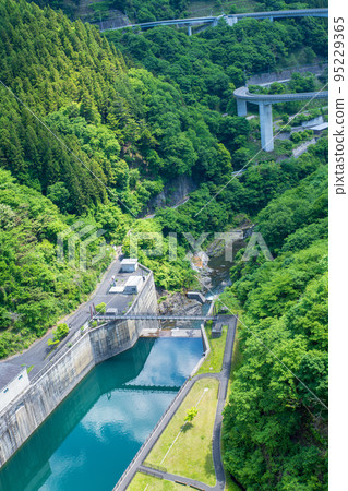 奧秩父紅葉湖瀧澤水壩從水壩頂部到環橋方向的景色初夏時節 95229365