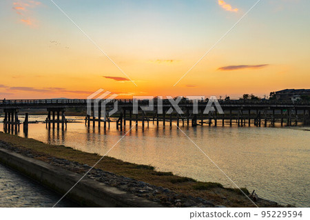 京都嵯峨嵐山的秋天清晨渡月橋和日出 95229594