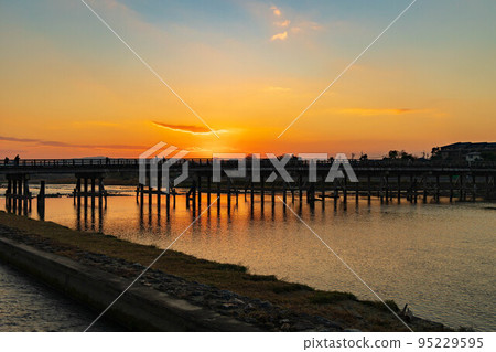 京都嵯峨嵐山的秋天清晨渡月橋和日出 95229595