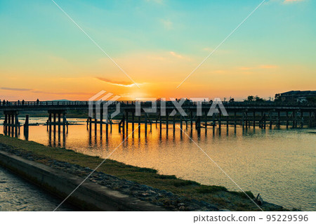 京都嵯峨嵐山的秋天清晨渡月橋和日出 京都嵯峨嵐山的秋天清晨渡月橋和日出 95229596