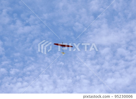 The hobby world of flying a glider in the autumn sky 95230006