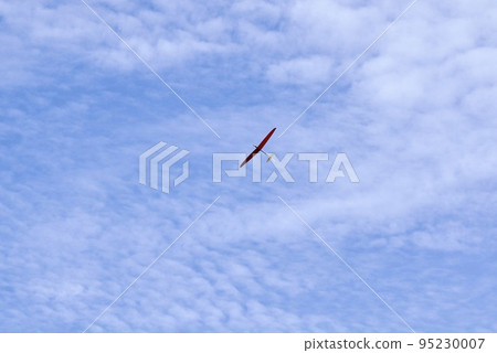 The hobby world of flying a glider in the autumn sky 95230007