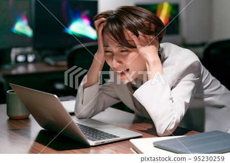 加班抱頭的女商人 95230259