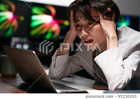 加班抱頭的女商人 95230263