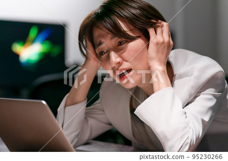 加班抱頭的女商人 95230266