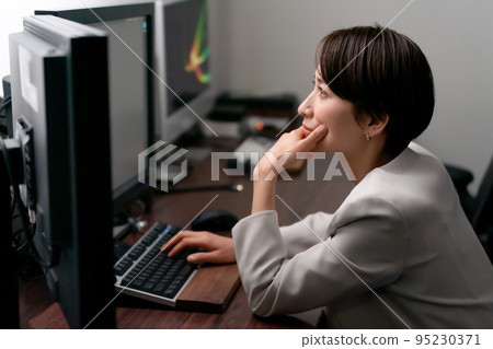 女商人加班 95230371