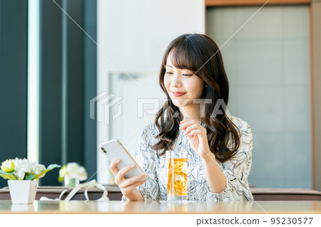 放鬆在咖啡館的一個少婦 95230577